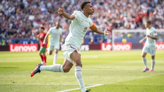 Jogadores franceses abraçados comemorando no gramado após o momento em que a França vence Marrocos na Copa.